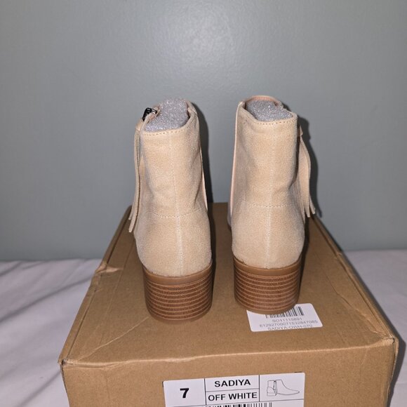 Journee Sadiya Bootie in Off-White, Women's Size 7, New in Box - Picture 3 of 9